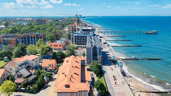 Вид на побережье и пирсы Зеленоградска с высоты